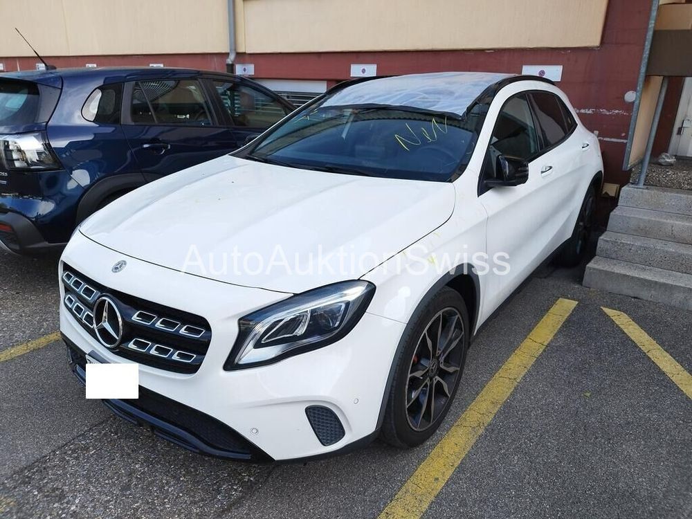 MERCEDES-BENZ GLA 200 Night Star 7G-DCT
