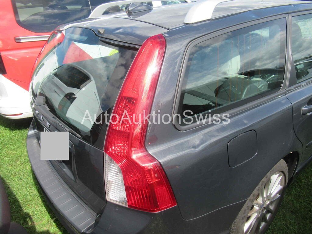 VOLVO V50 2.4 MOMENTUM