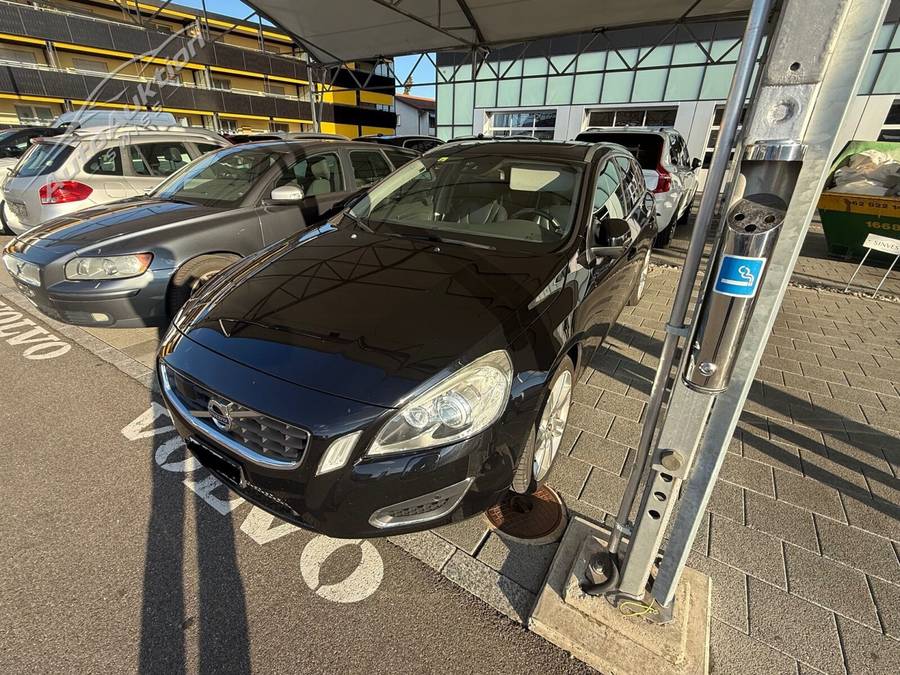 VOLVO V60 D4