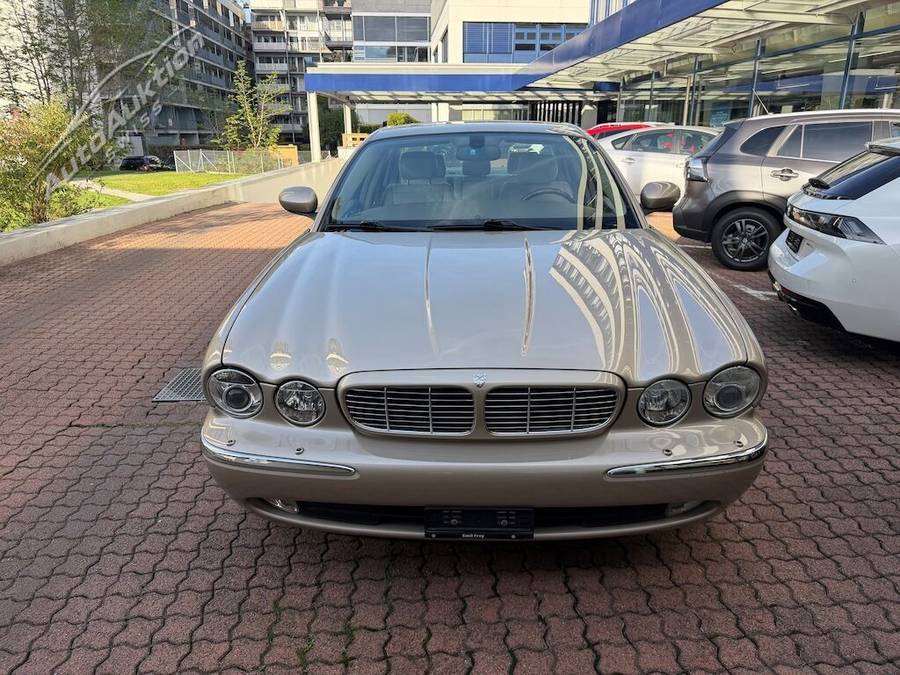 Jaguar XJ8